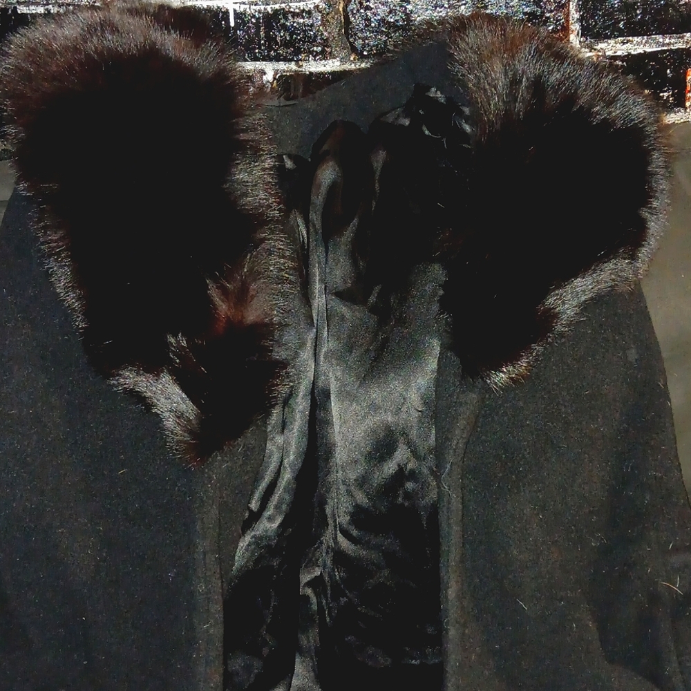 Cashmere winter coat w/fur neckline